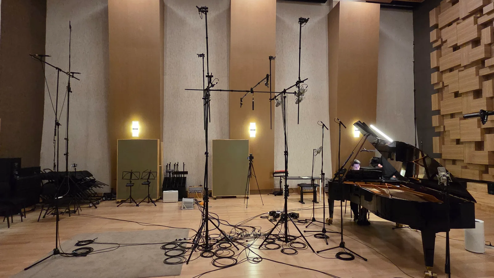 The Mist Without recording session: a piano and a two-level DADAO XD® microphone array.