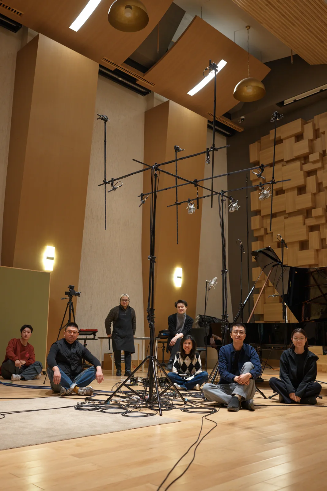 Zhang Yilong and the recording team in the studio.