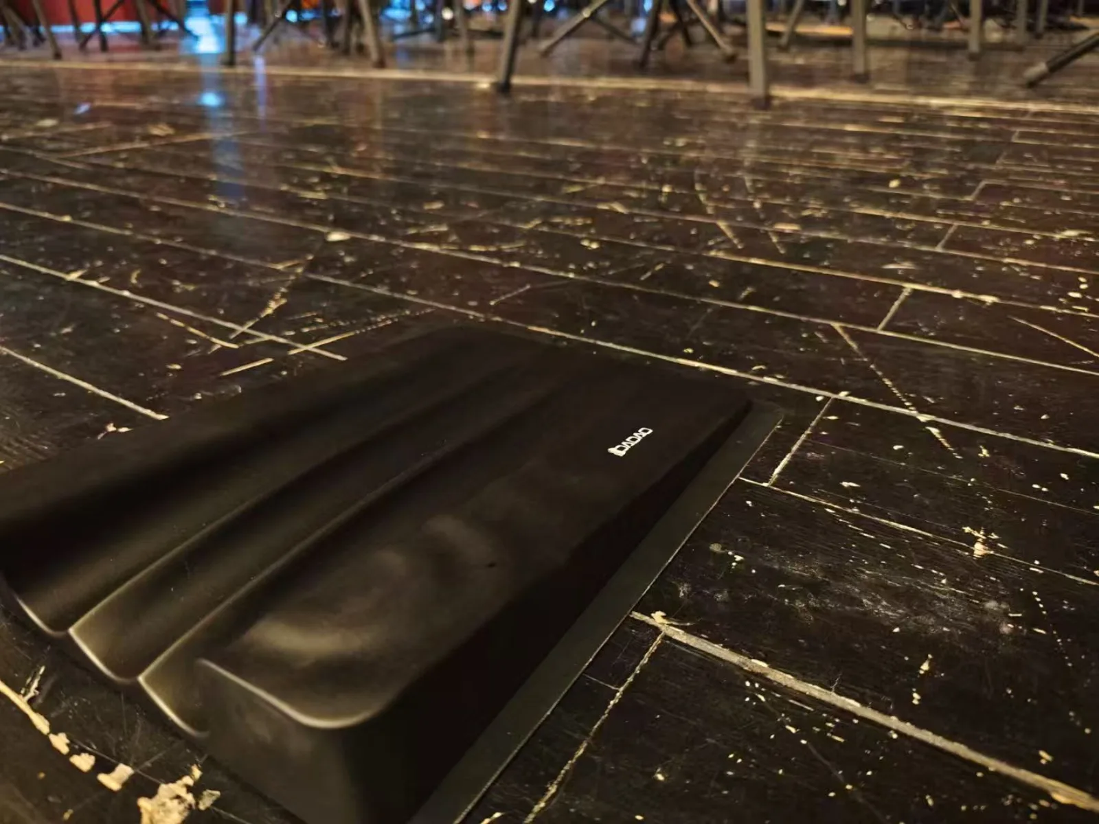 D-PZM 板放置在黑色舞台地上的俯视图